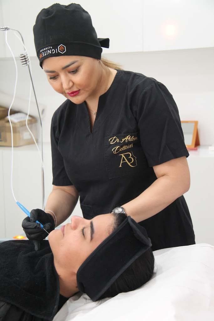 Dr Ahlem Beltaief, concentrée pendant une séance de lipolyse laser